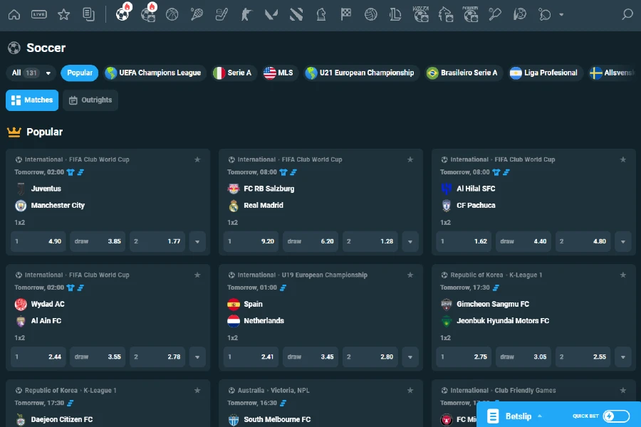 Une capture d’écran du lobby de paris sur le football (soccer) de CoinPoker montrant différents événements et marchés de paris pour des paris en direct ou à venir.